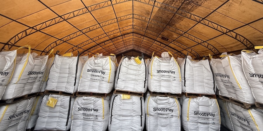 Filled bulk bags (super sacks/FIBC bags) stored on pallets for bulk material packaging and warehousing.