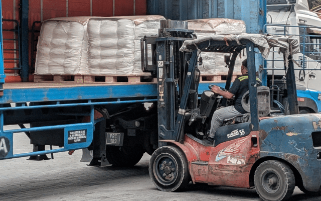 Trailer Weight Distribution: How to Balance Loads in 53′ Vans and Flatbeds